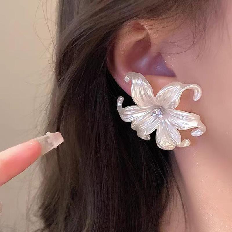 Blooming White Flower Big Stud Earrings for Women Shiny Rhinestones Acrylic Curled Petals Earrings Wedding Party Trendy Jewelry