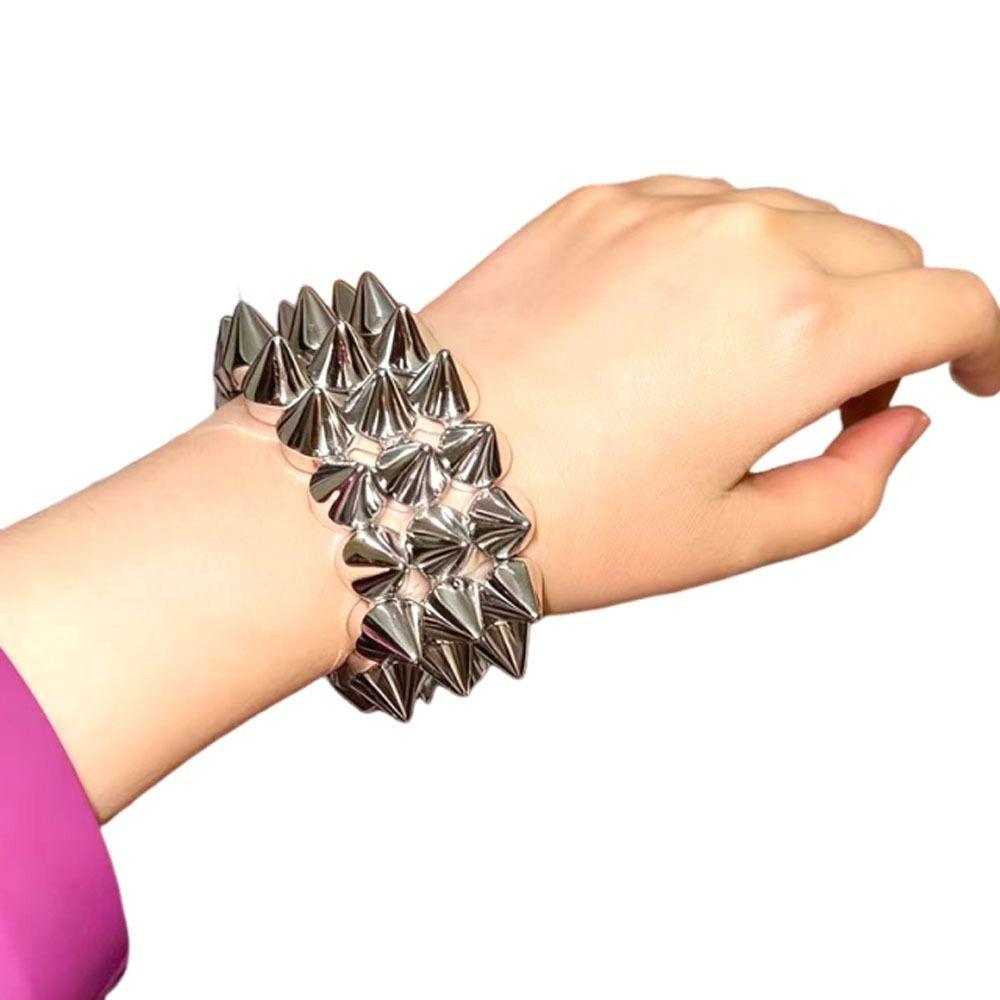 Trippelt Lager Nitar Spikad Y2K Punkarmband Brett Band Coolt Klumpigt Armband Goth Accessoarer Smycken Armband Dam Mode