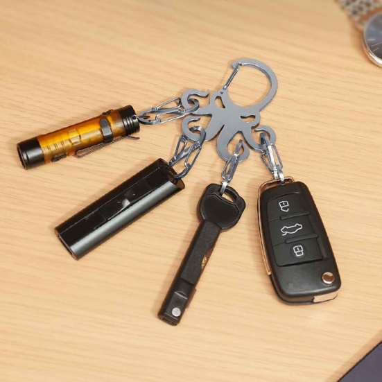 Schlüsselanhänger aus Edelstahl mit Oktopus-Motiv und abnehmbaren S-förmigen Haken. Robuster, tragbarer Autoschlüsselhalter für Outdoor-Camping, Karabiner mit Metallschnalle zum Aufhängen.