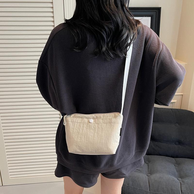 Retro shoulder bag, new small cloth bag, Korean version of commuter canvas bag, mini messenger mobile phone bag, small square bag.
