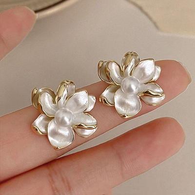 Boucles d'oreilles puces Fleur de Perle en Argent S925: Bijoux à la mode, polyvalents et haut de gamme