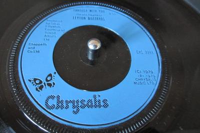 7-Zoll Schallplatte LEYTON BUZZARDS - Saturday Night Beneath The Plastic CHS2288 Chrysalis 1979 UK Rock Gebraucht