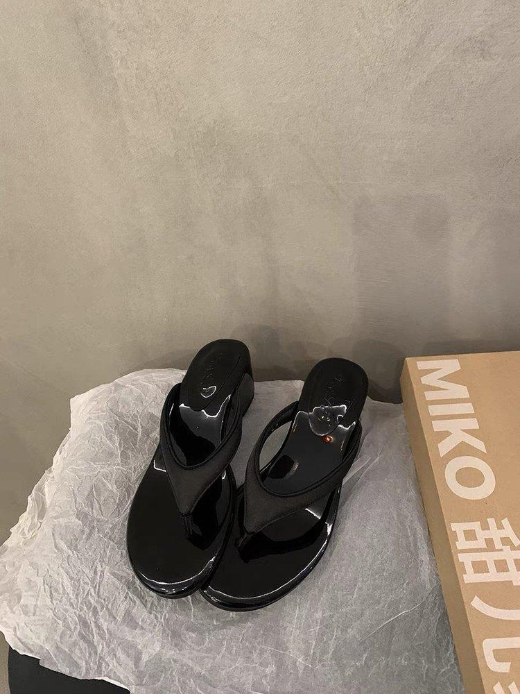 

Нежные шлепанцы женские летние новые темпераментные элегантные на толстой подошве с увеличением высоты с юбкой сандалии 40 чёрный