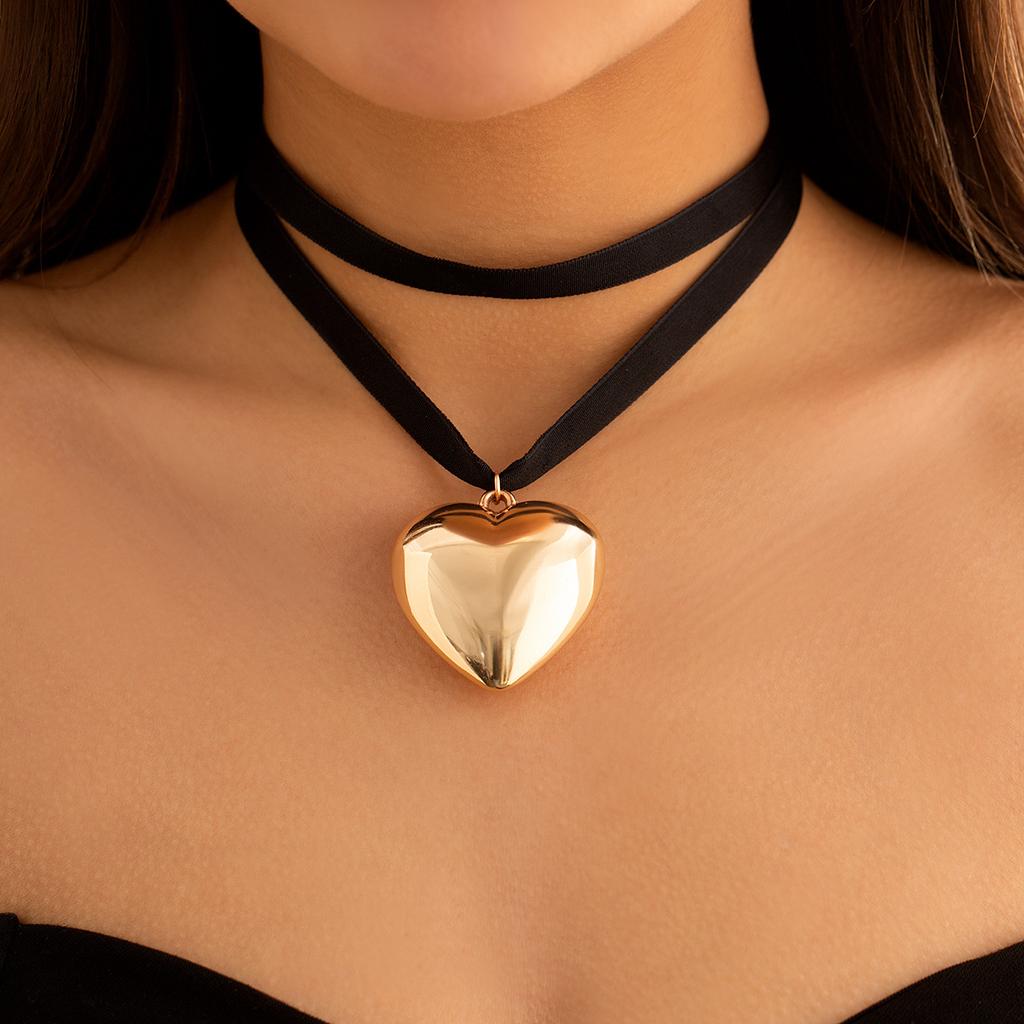 Sweet and cool exaggerated heart-shaped choker necklace, simple long flannel chain fringed necklace, jewelry