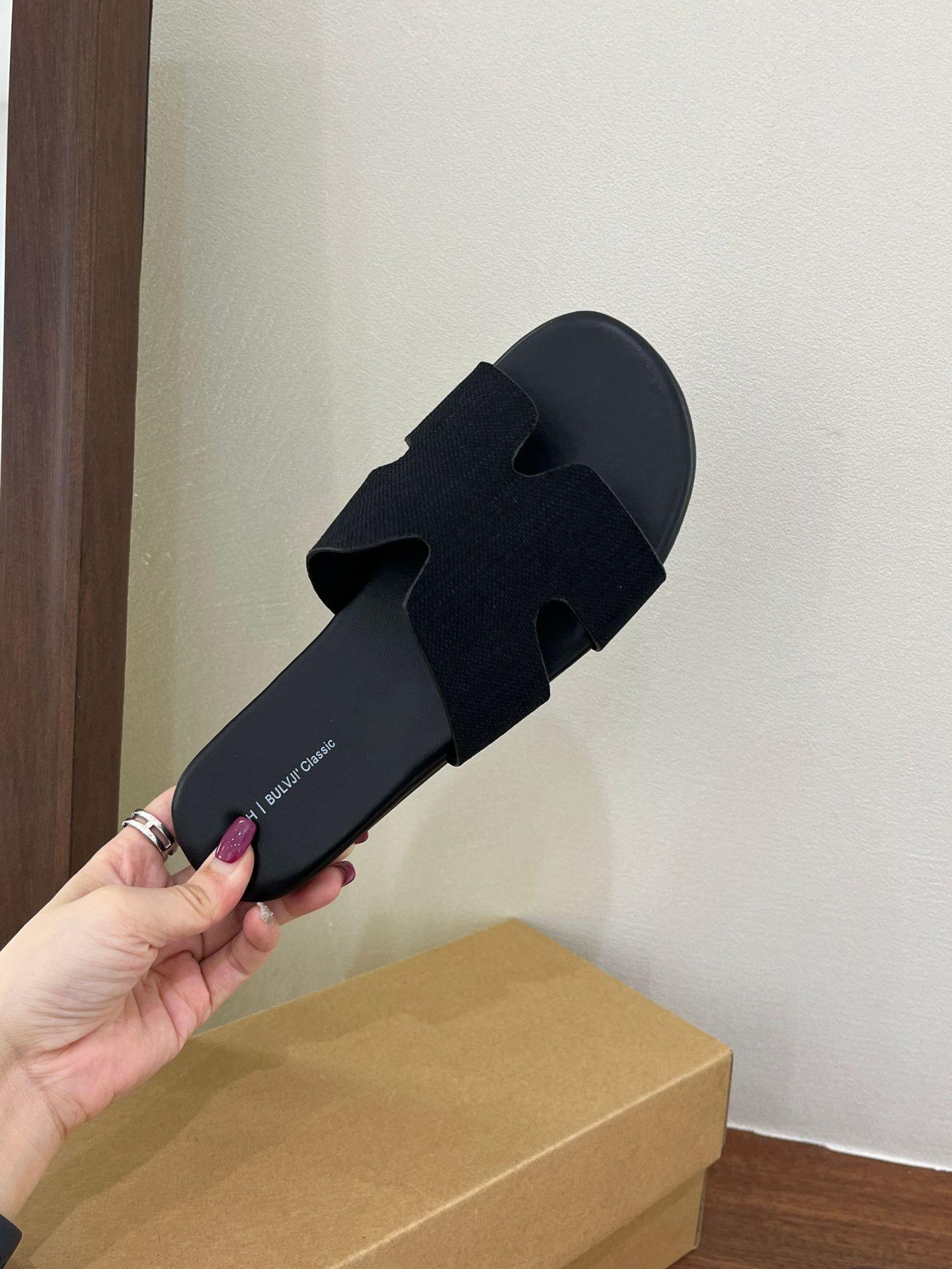 

Однословные тапочки, модные и универсальные на плоской подошве, туристические пляжные 2025 лето новые, приморские простые и крутые тапочки 40 чёрный