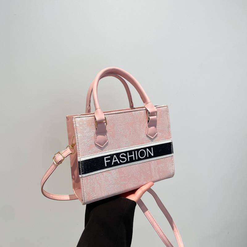 

Сумка большой вместимости 2025 весна новая универсальная ins в этом году популярная на плечо сумка-мессенджер модная сумка-тоут розовый