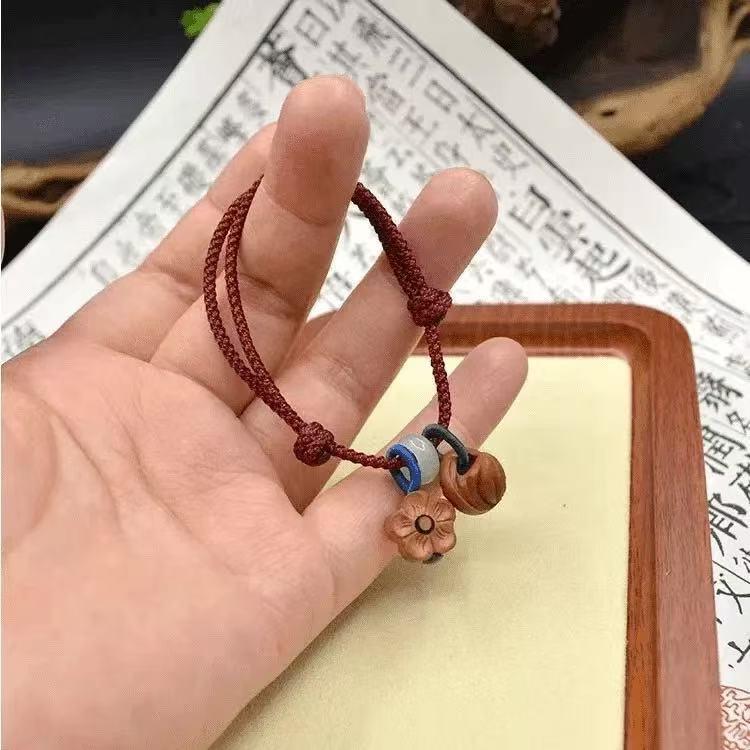 

Браслет с красной нитью и пряжкой мира: Амулет из косточки персика и дерева грецкого ореха, подарок для мужчин и женщин