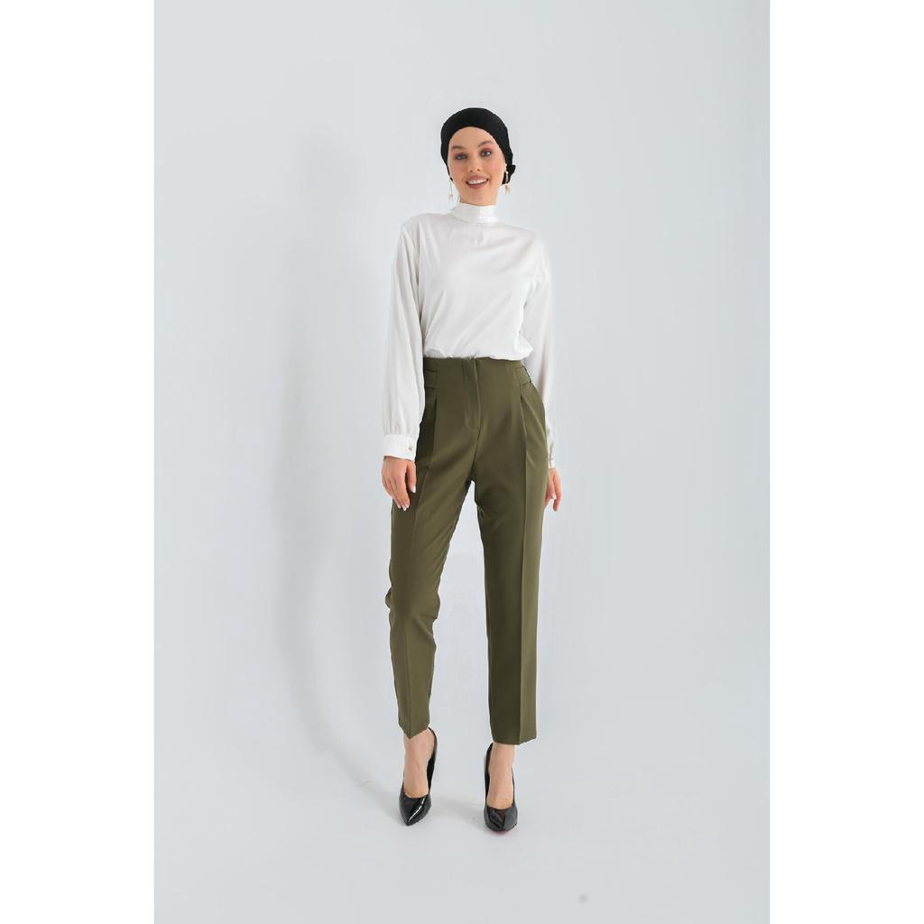 Khakifarbene, plissierte Hose mit Karottenschnitt und Gürtel