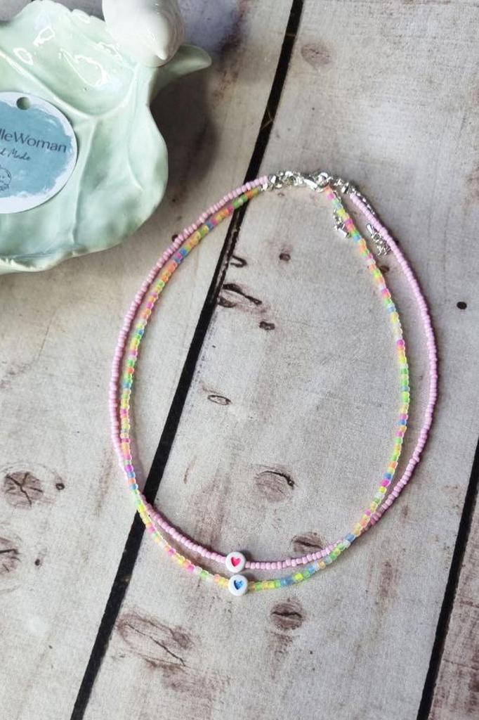 Korálkový choker náhrdelník se srdíčkovým přívěskem – Ručně vyráběné šperky