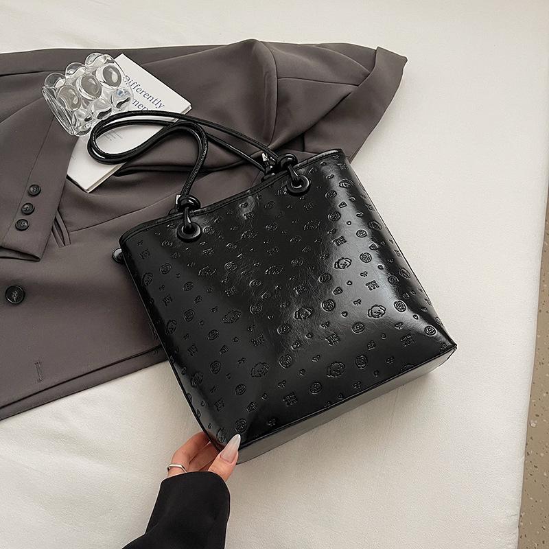 

Large-capacity commuter underarm bag women s new spring and summer contrasting color shoulder bag popular tote bag