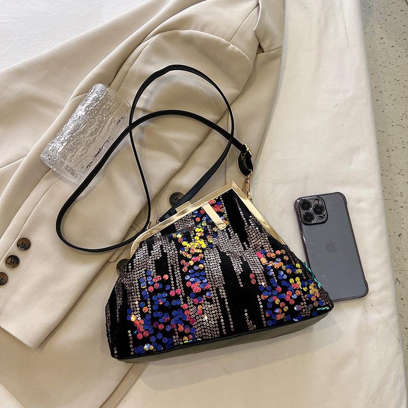 Women's bag new 2025 European and American fashion sequins retro shoulder bag ins Internet celebrity fringed messenger dinner bag