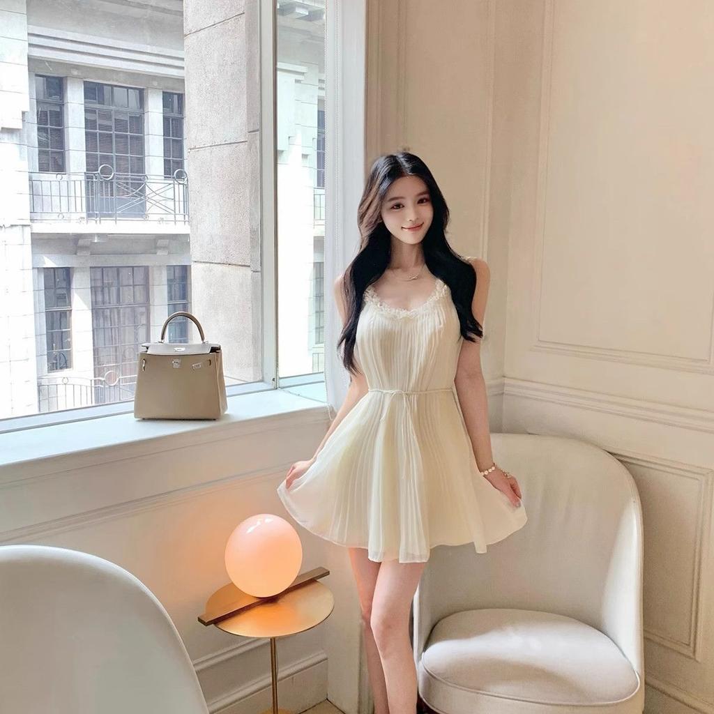 Sweet and Gentle Temperament, Lace-edged Pleated Nightgown, Thin Little Man Wearing a Travel Holiday Skirt, Zixia