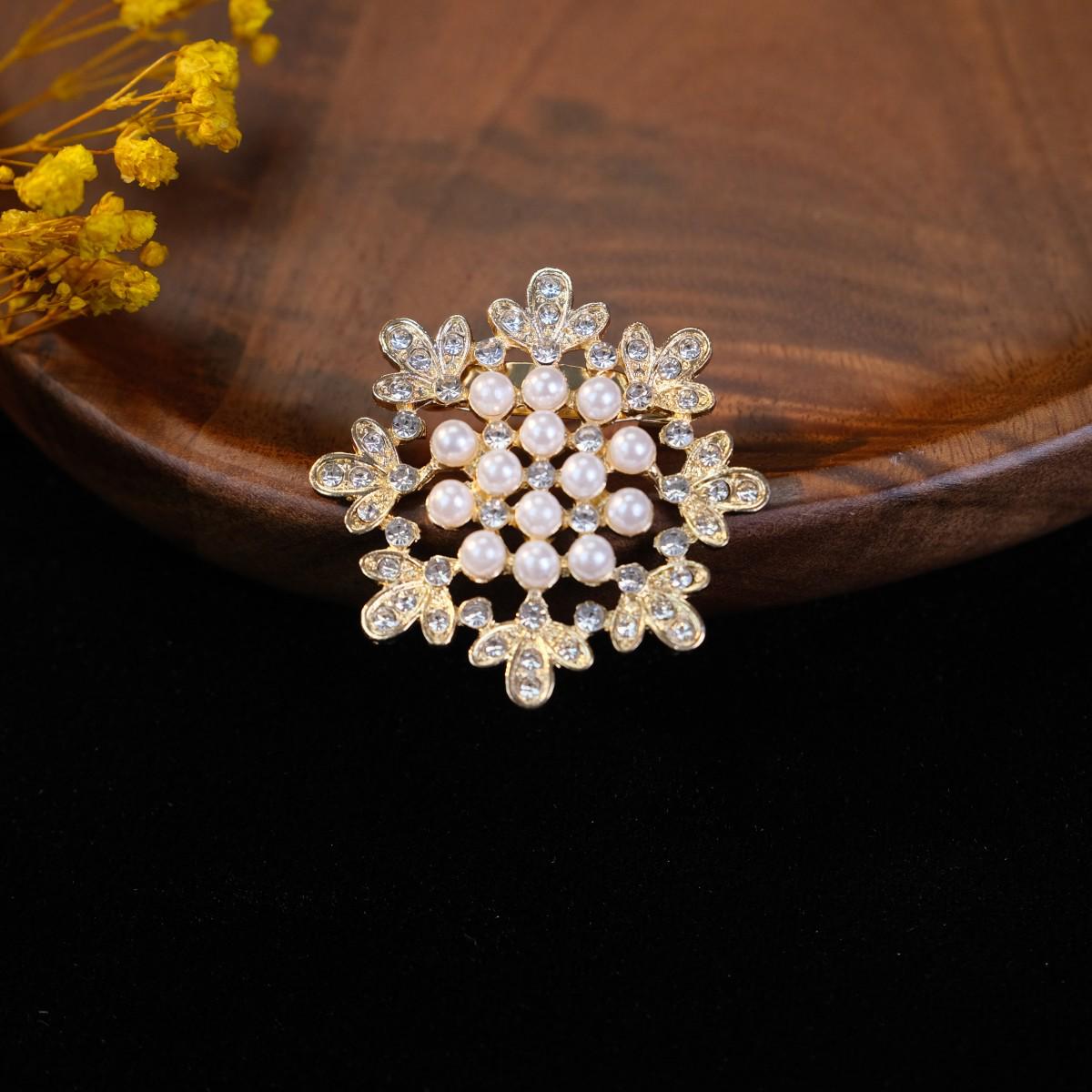 

Брошь «Снежинка» со стразами и жемчугом: Универсальная брошь из сплава для женщин