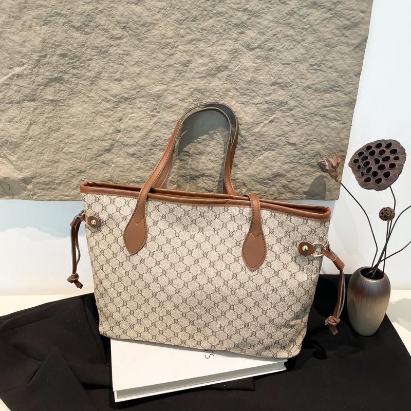 

Personality temperament underarm tote bag 2025 winter new beautiful niche design trendy shoulder handbag хакі