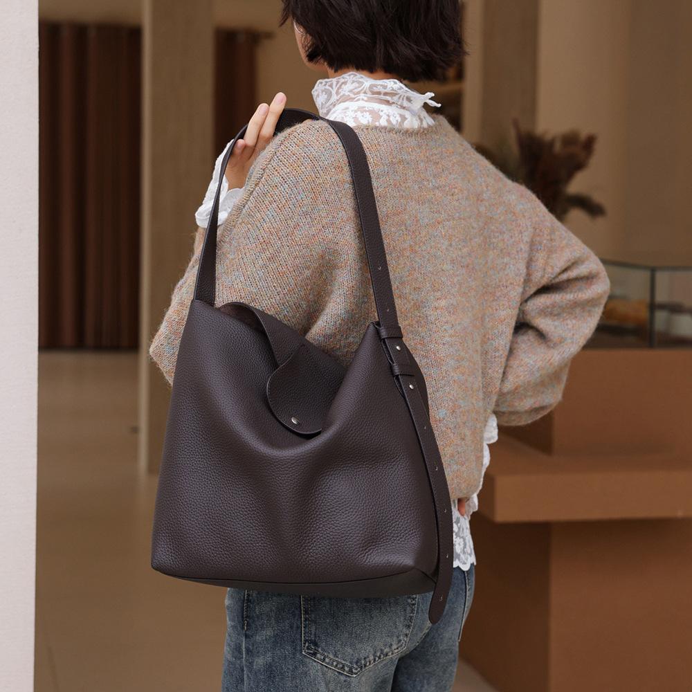Single-shoulder Bag - Large Capacity Tote Bag for Women, with A Sophisticated Style, Suitable for Daily Commutes and Versatile in Use. Bucket Bag.