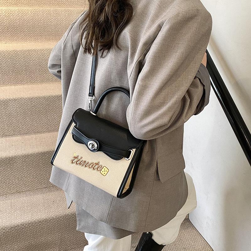 

Premium texture small bag women s 2025 new spring and summer versatile messenger bag fashion super fire handbag small square bag чорний