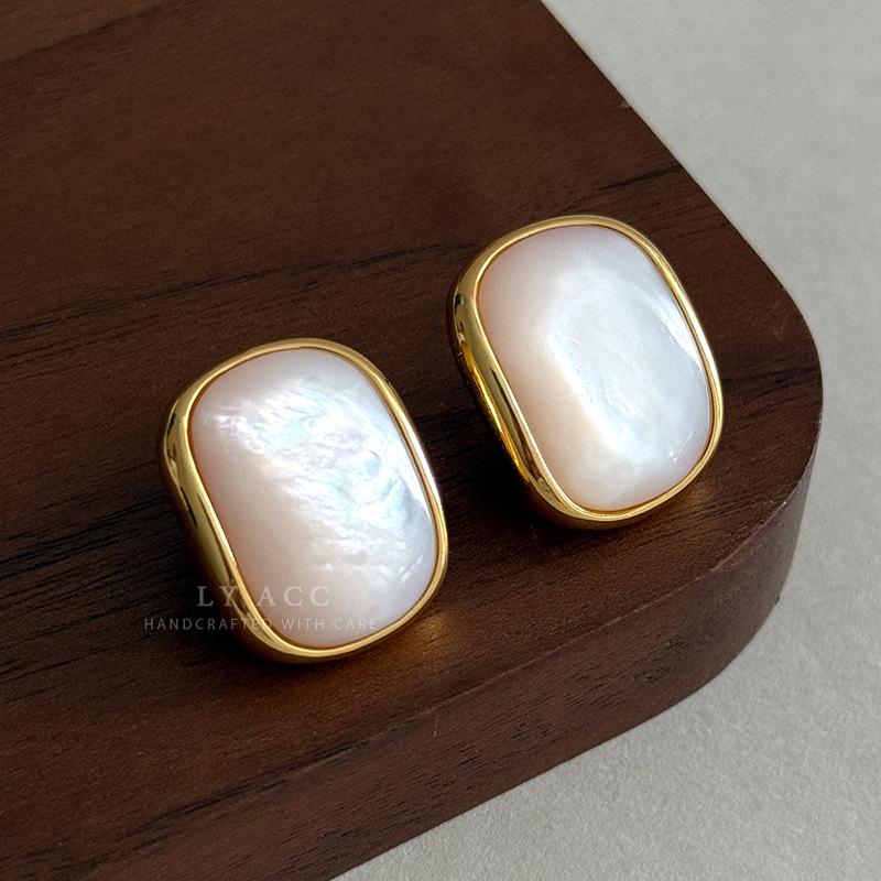 Fashion Natural Fritillary Rounded Square Stud Earrings Light Luxury Retro Exquisite Earrings High Sense Commuter Simple Earrings Women