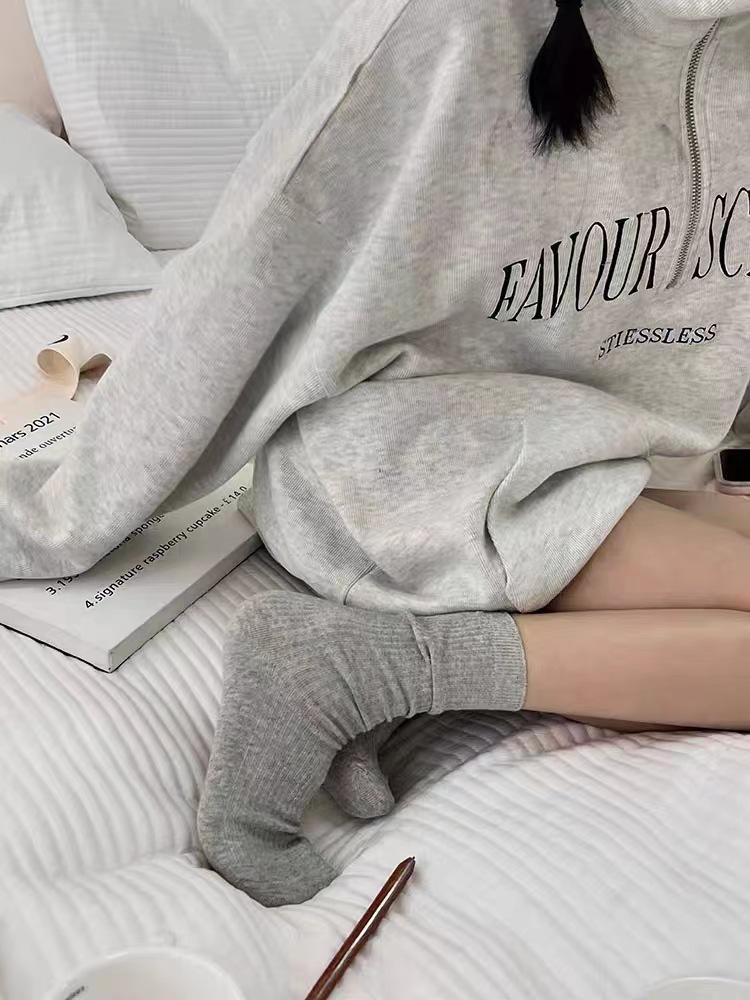 

Женские темно-серые носки простые базовые вертикальные полоски хлопковые носки средней длины сложенные тонкие 35-42