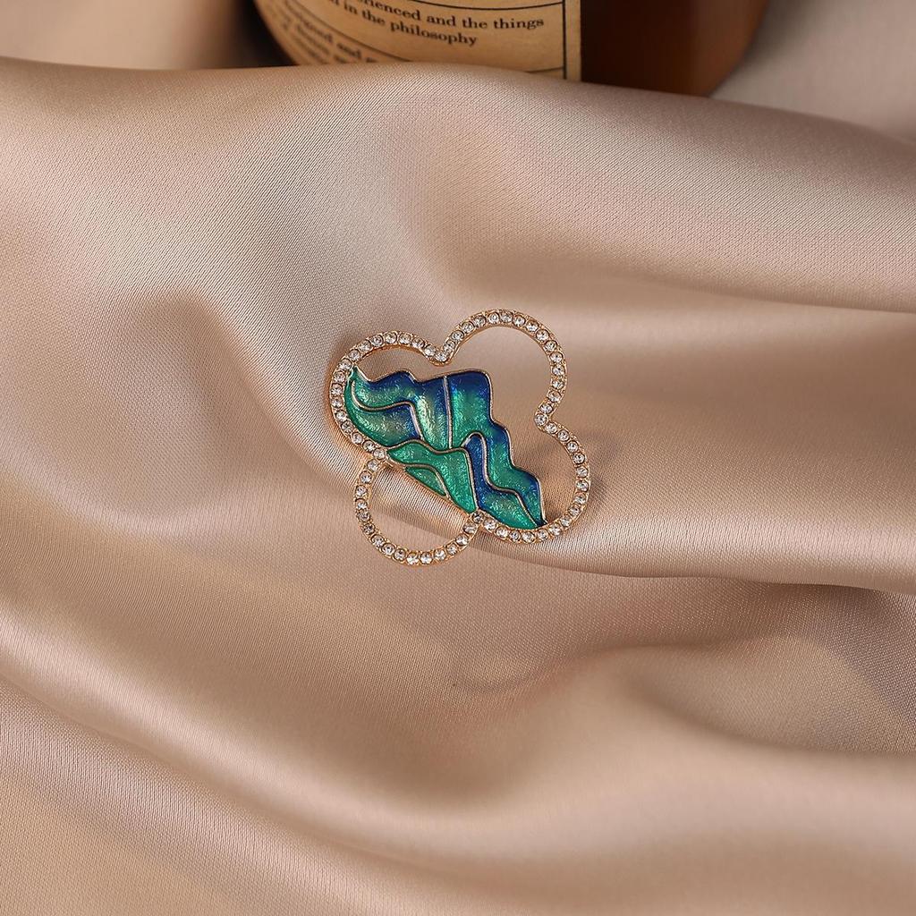 Ruyi Pipa Brooch: Elegant Classic Pearl Pin for Women’s Cheongsam