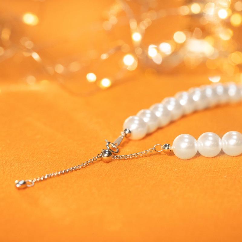 Elegant High-Gloss White Pearl Necklace - Versatile and Gentle Style