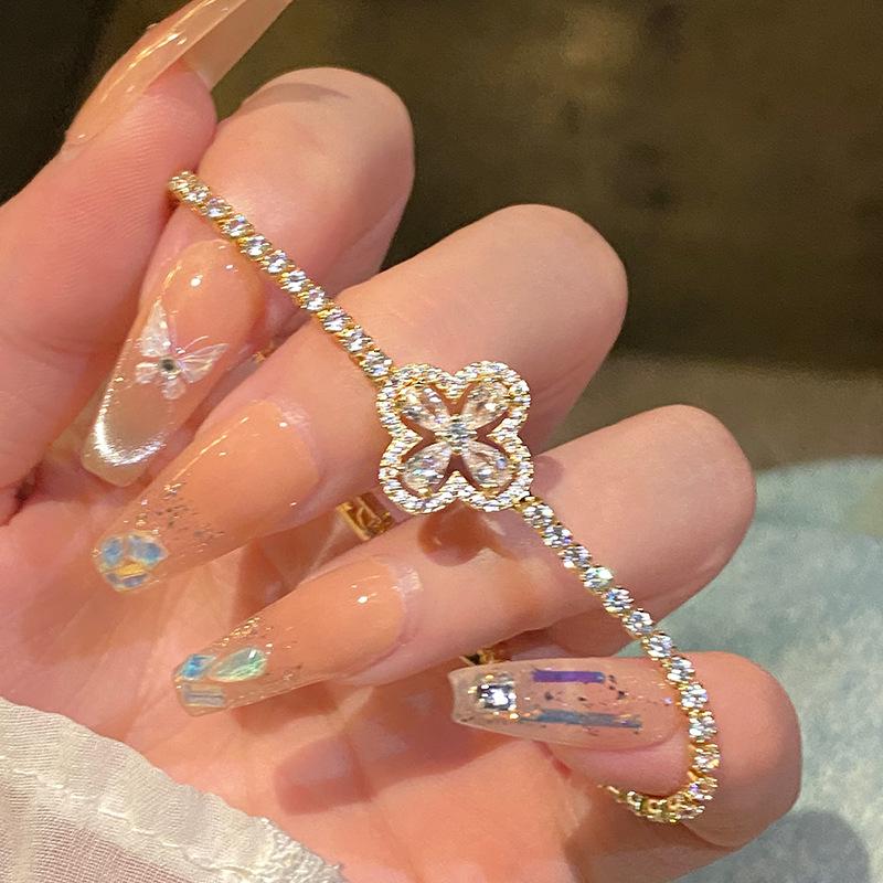 

2024 Изысканный женский браслет из хрустальных бусин с четырехлистным клевером: Роскошный и Стильный