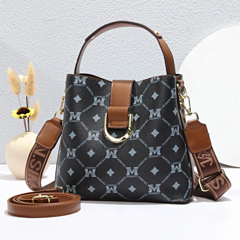 This year's popular bag 2025 new bag women's messenger bag casual pass women's bag bucket bag