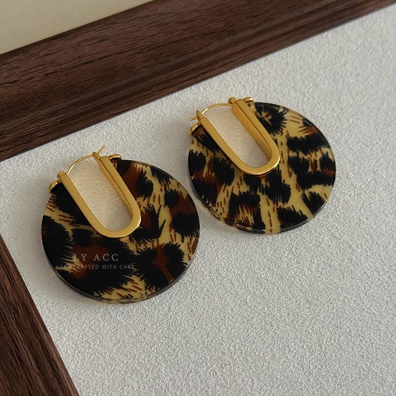 French retro tortoiseshell earrings, Maillard style, leopard print, smudged board, advanced sense, lazy and versatile temperament earrings