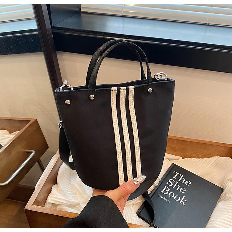 

Повседневная и легкая нейлоновая тканевая сумка женская 2025 новая модная на плечо, сумка-мессенджер, простая сумка-ведро чёрный