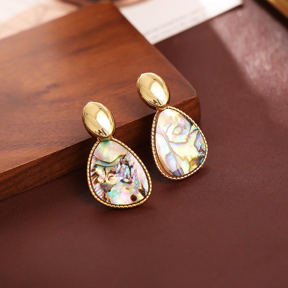 Elegante schillernde Ohrstecker aus unregelmäßig geformter Perlmutt - High-End Europäischer & Amerikanischer INS-Stil