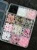 1 Set Nail Art Dekorationen Kit, Harz Schleifen Charms und Perlen in gemischten Größen, DIY Maniküre Zubehör, Alkoholfreie Nail Art Zubehör mit Aufbewahrungsbox
