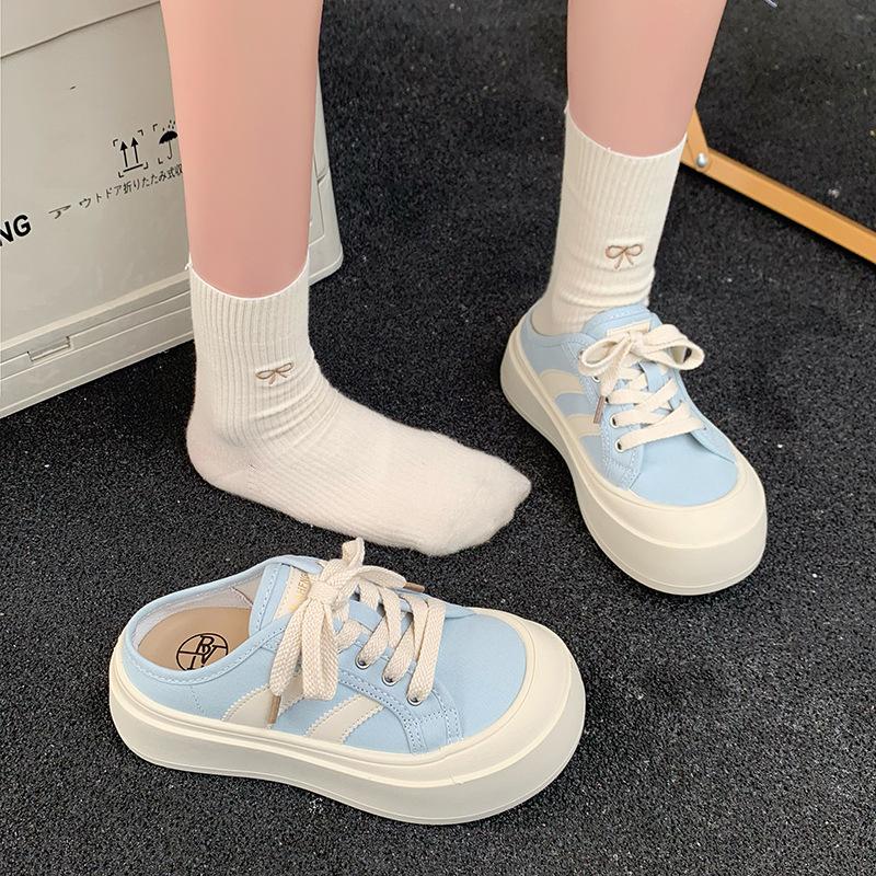 A Girl In Baotou Wearing A Pair of Women's Shoes and A Lazy Person Wearing Canvas Shoes Without Heels