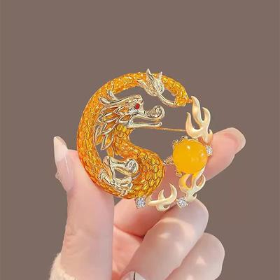 Personalisierte goldene Drachenbrosche im chinesischen Stil, die mit einer Perle spielt, hochwertige Damen-Tierkreisjahr-Brosche