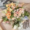 Wunderschöner künstlicher Blumenstrauß aus mehreren Schichten, farbenfroh und dekorativ