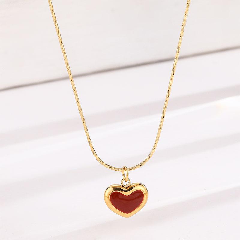 Minimalist French-style heart-shaped titanium steel necklace, non-fading, women s summer niche design, high-end trendy clavicle chain accessory Red