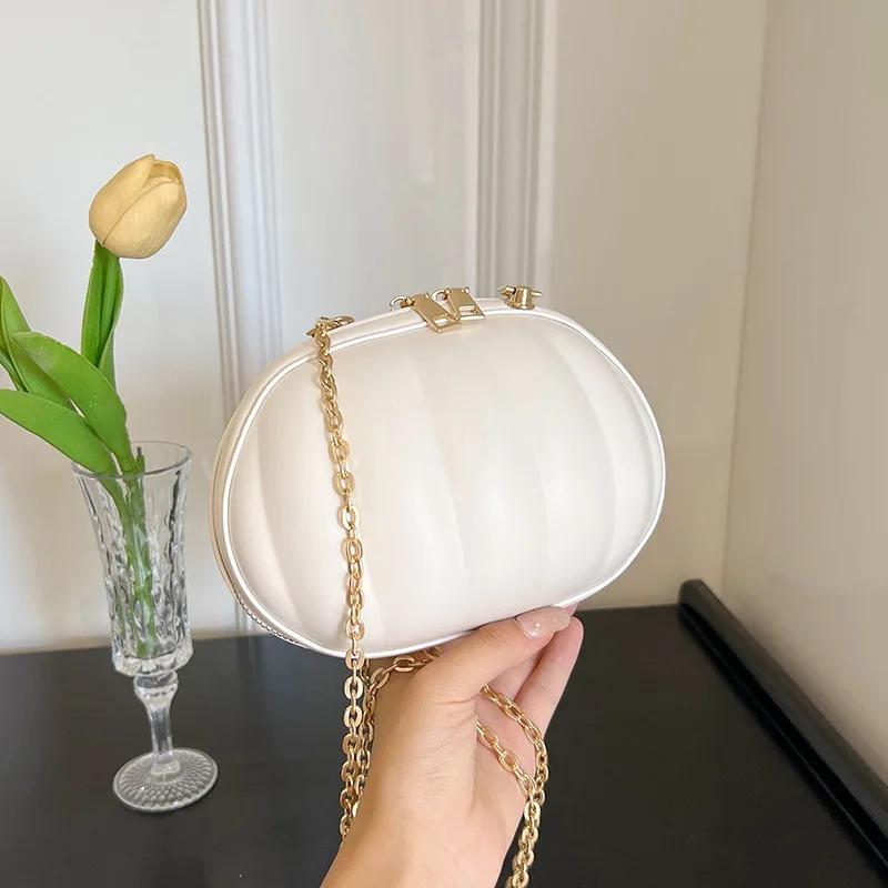 

Мини-сумка через плечо с тыквой на Хэллоуин для женщин, персонализированная ручная сумка с цепочкой и рисунком девушки, маленькие круглые сумки через плечо белый