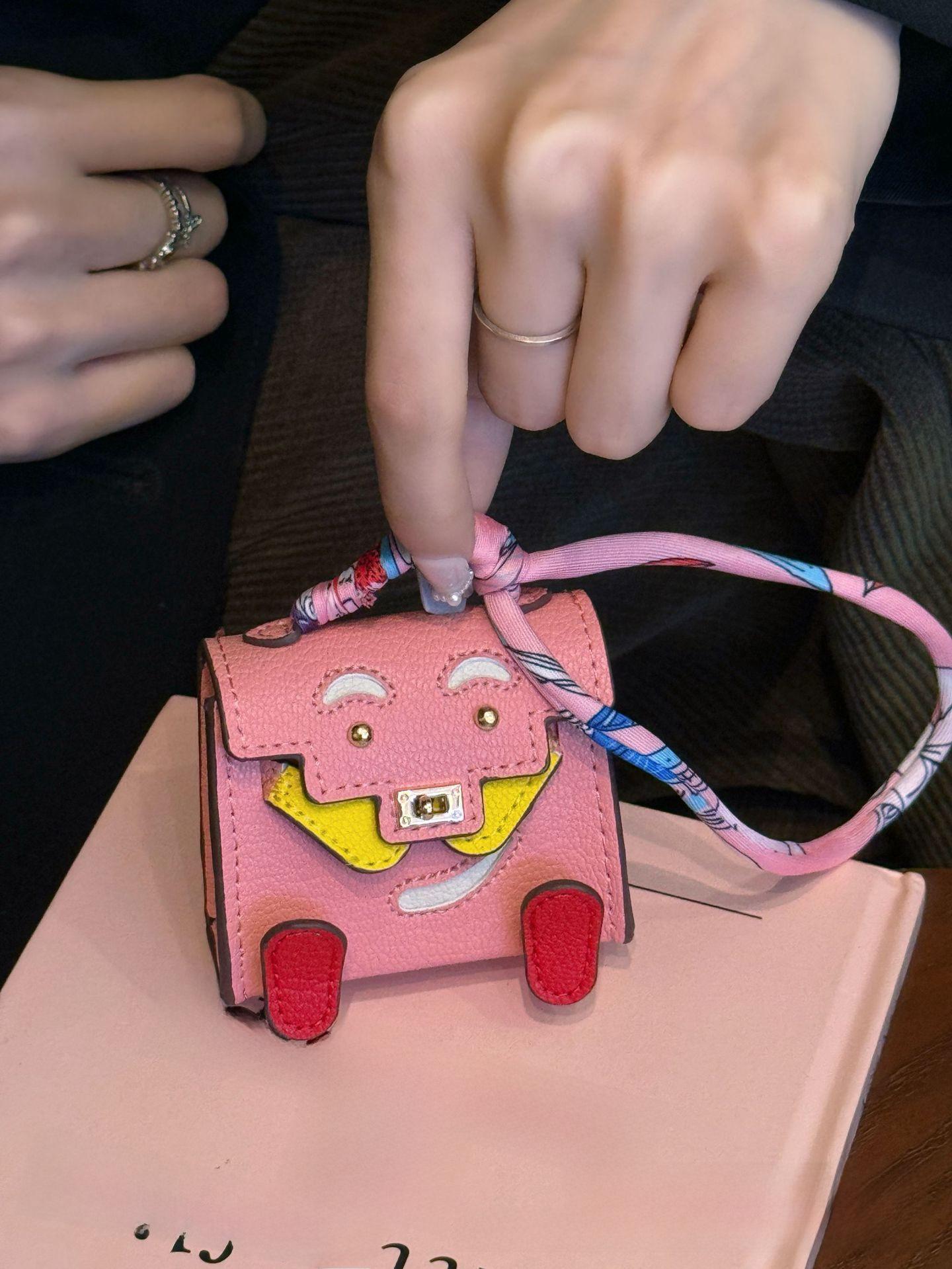 

Сумісний з ляльками H Family: Міні Сумка для навушників-монстриків та Підвіска-брелок для ключів від машини. рожевий