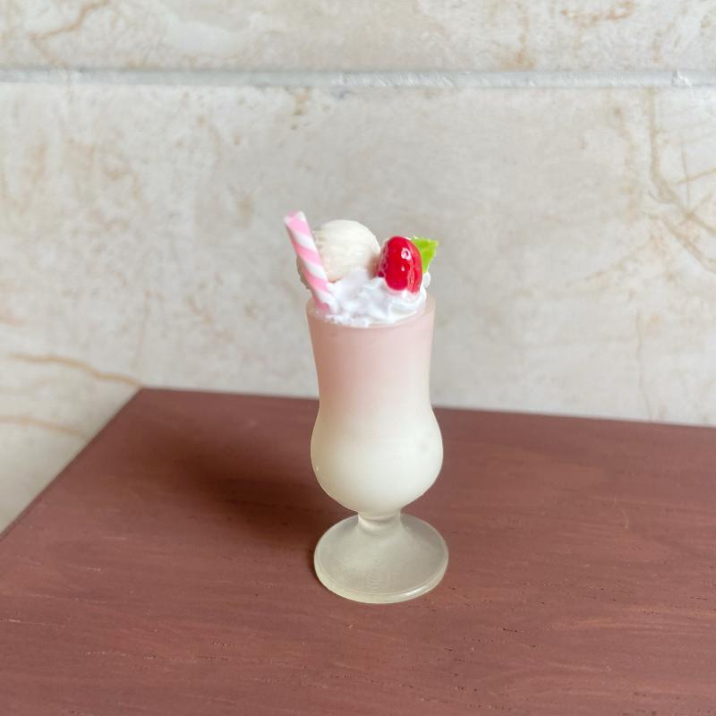 1Pcs Miniature Dollhouse Food Strawberry Milk Shake Ice Cream Beverage Cup Model Toy For Doll Accessories Gift