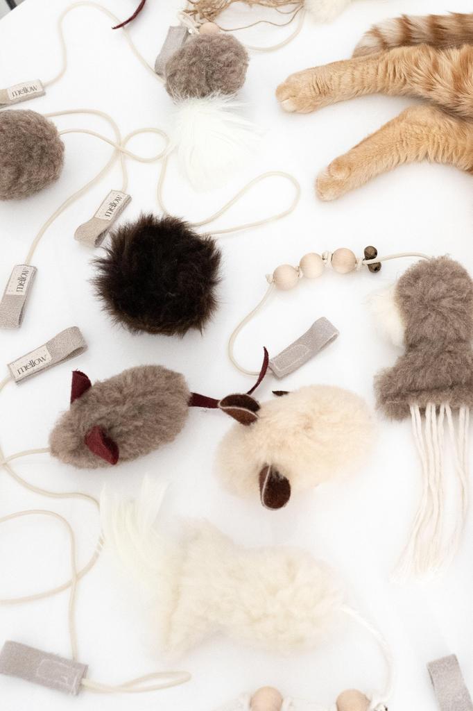 Natural Woolen Cat Toy: Ball String / Beige