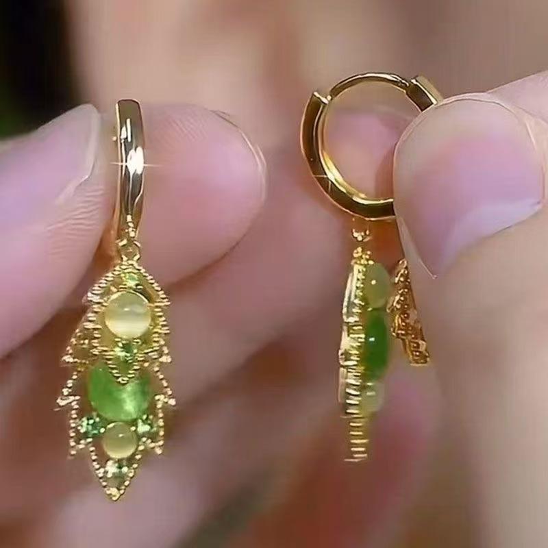 2025 Hot Seller: Chinese Green Cat's Eye Leaf Earrings - Women's Light Luxury