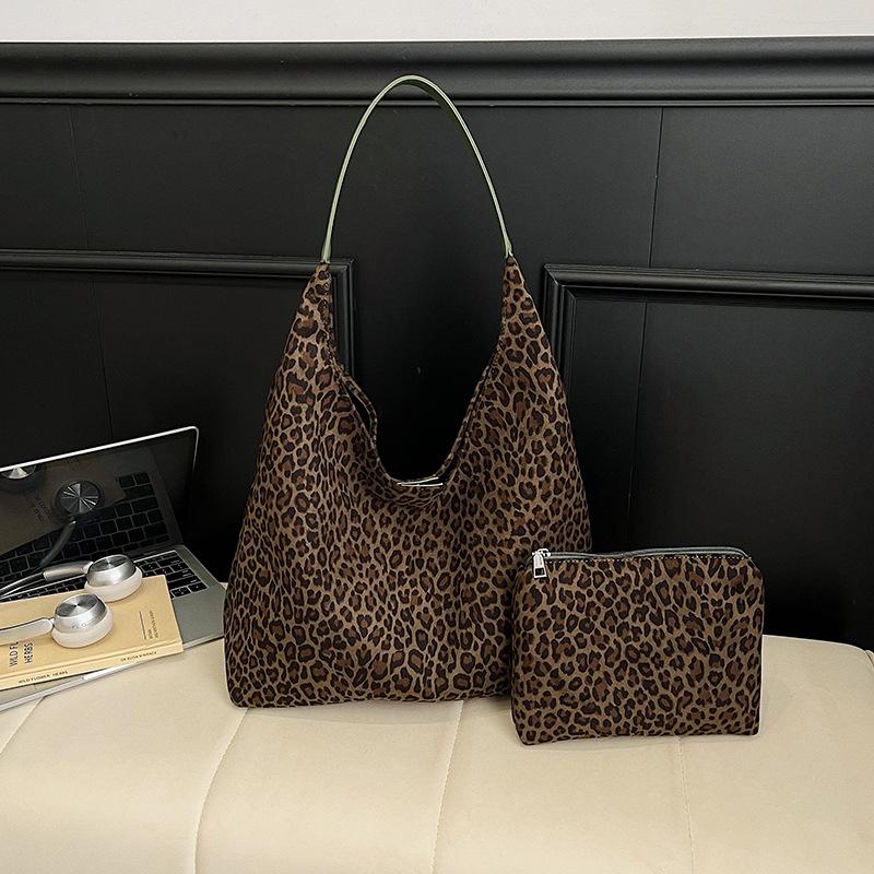 

Осень 2025 новая высокоценная сумка-тоут с леопардовым принтом, модная и повседневная женская студенческая простая сумка женская