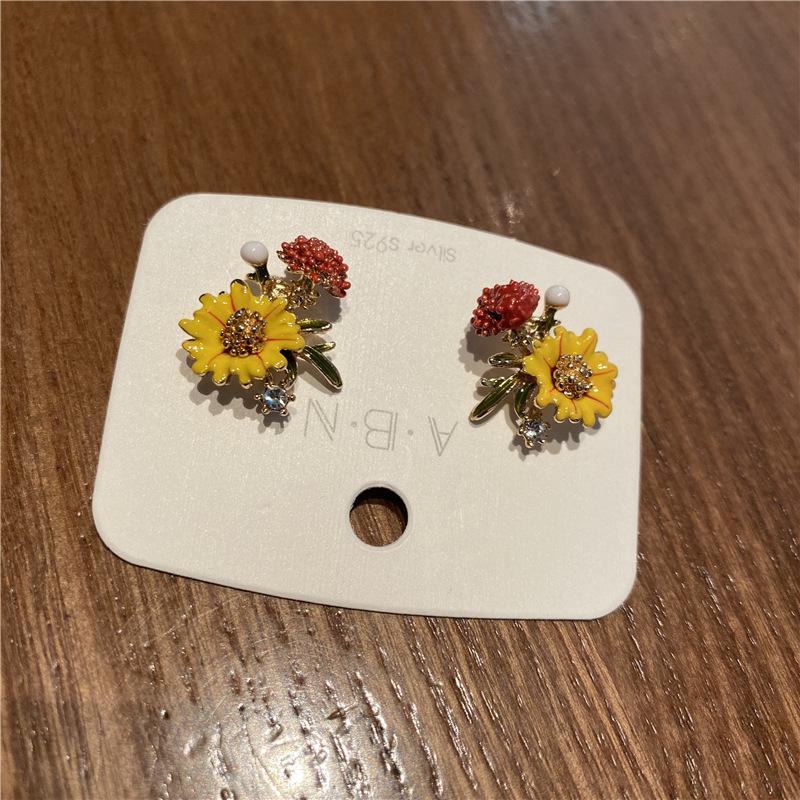 Retro Shabby Floral Enamel Enamel Earrings with Silver Hooks, Flower-shaped Earrings, Flower-shaped Stud Earrings жёлтый