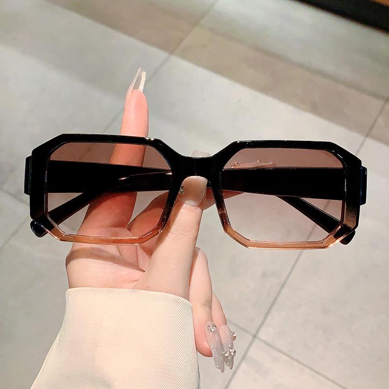 2025 New Square Eyewear Fashion Vintage Sunglasses Women Brand Designer Retro Large Rectangle Sun Glasses Female Travel Eyewear