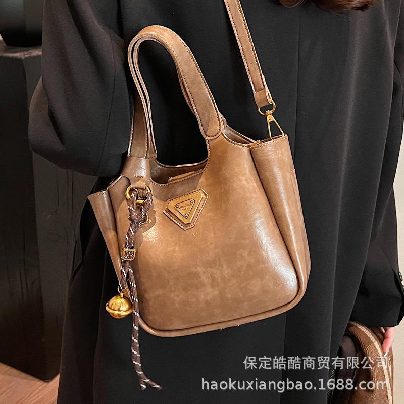 Autumn and winter retro portable tote bag women's 2025 new bag high-end sense versatile niche design shoulder messenger bag