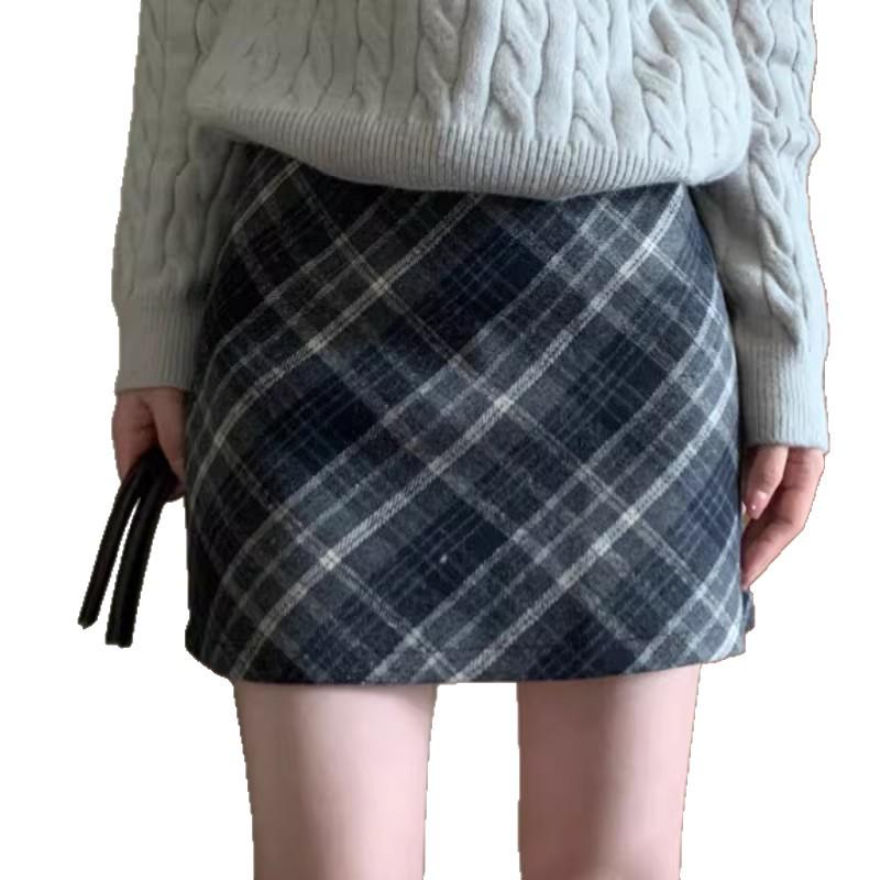 Plus Size Retro Plaid Woolen A-line Skirt for Pear-Shaped Women - Hip-Covering, Slimming Short Skirt for Autumn/Winter