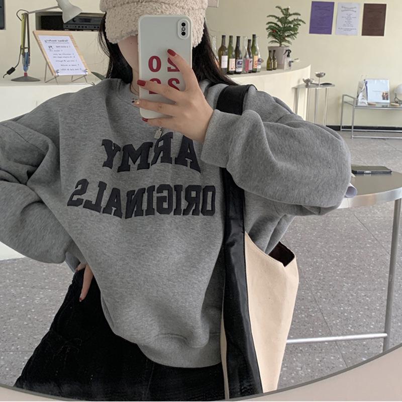 Dámský vintage svetr s kulatým výstřihem, dlouhým rukávem a volným úpletem