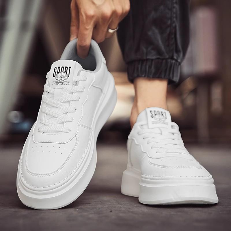 Neue Herbst-Plateau-Sport- und Freizeitschuhe erhöhen die Höhe von kleinen weißen Trendschuhen