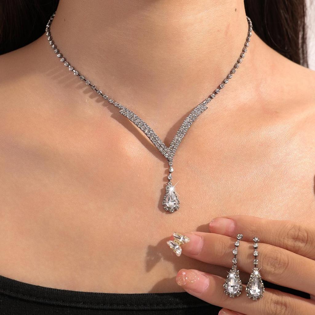 Ensemble collier et boucles d'oreilles luxueux avec pendentif diamant en forme de larme: Accessoires de mariage