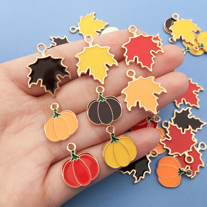 32er-Pack Thanksgiving Ahornblatt Kleine Anhänger für DIY Schmuck und Kunsthandwerk