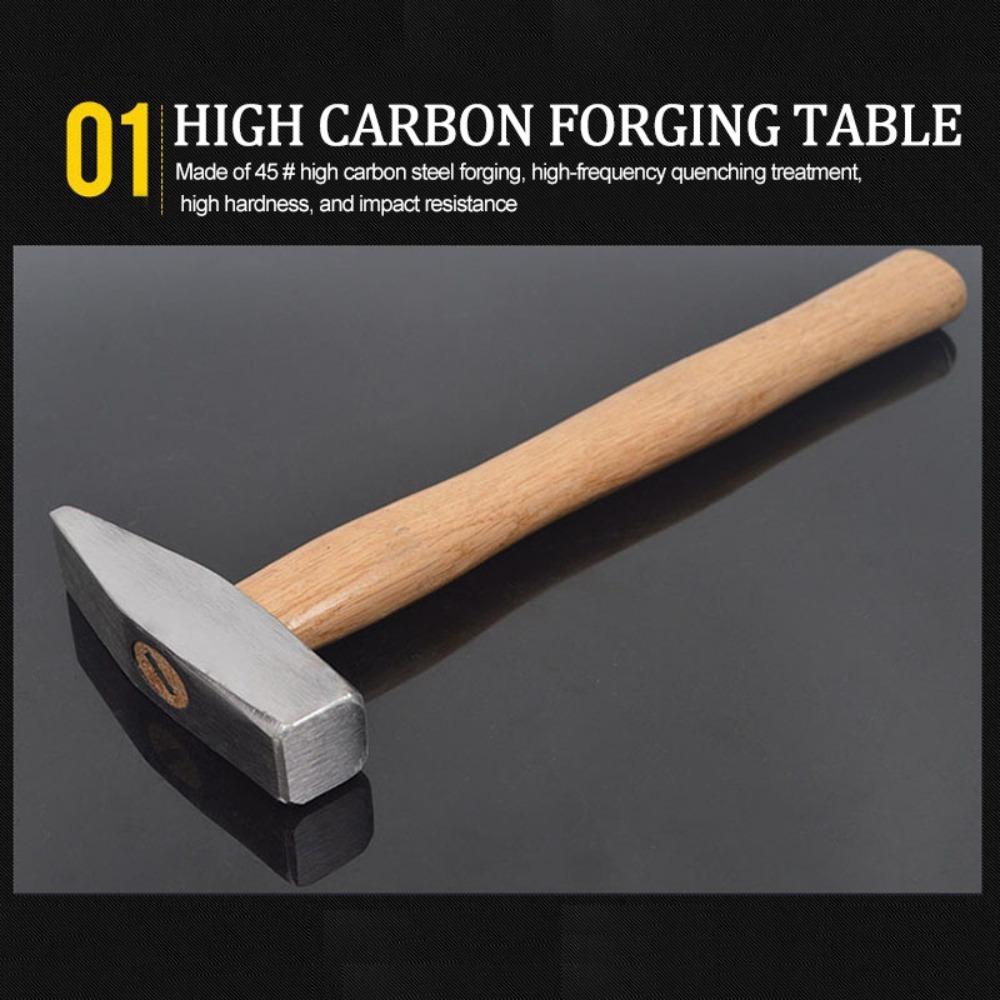 Silné kladivo s vysokouhlíkovou ocelí a dřevěnou rukojetí pro přesnou práci