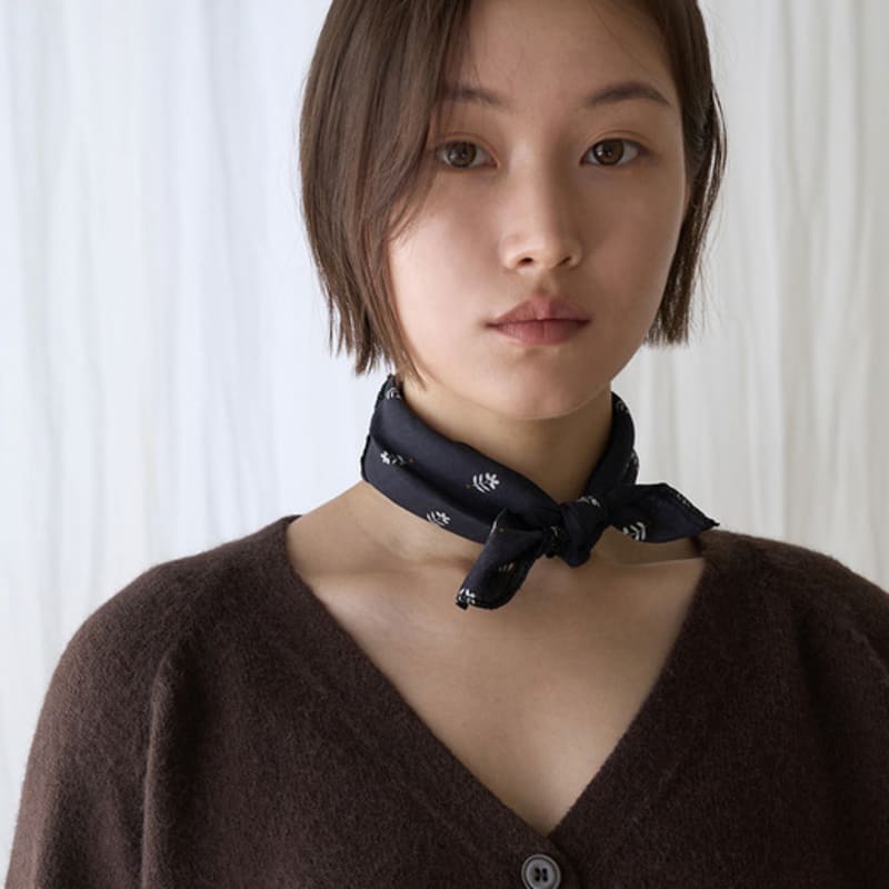 JULIAPEPE Casual Point Scarf (Black)